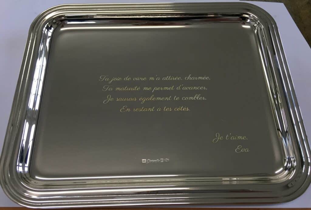 Plateau argenté personnalisé avec message gravé sur métal.