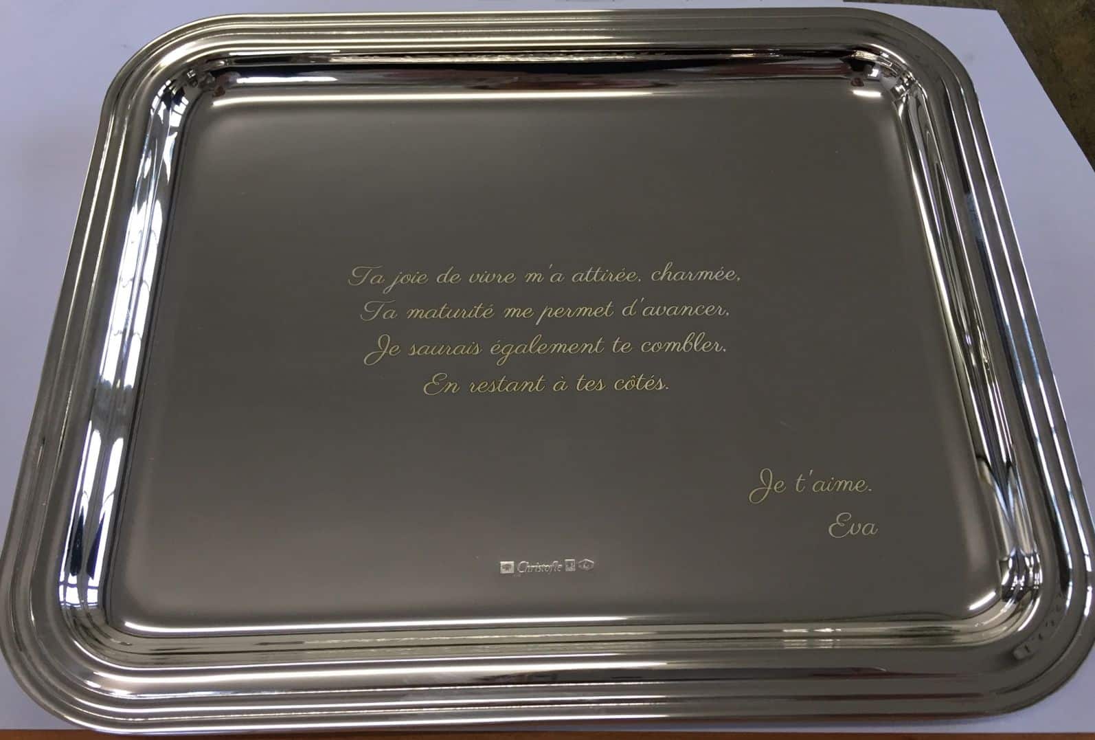 Plateau argenté personnalisé avec message gravé sur métal.