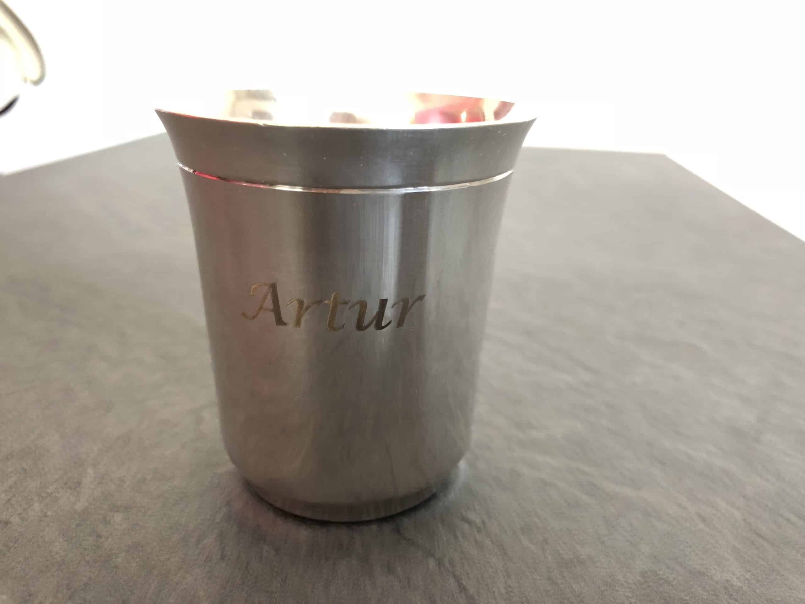 Timbale personnalisée en métal avec prénom gravé.