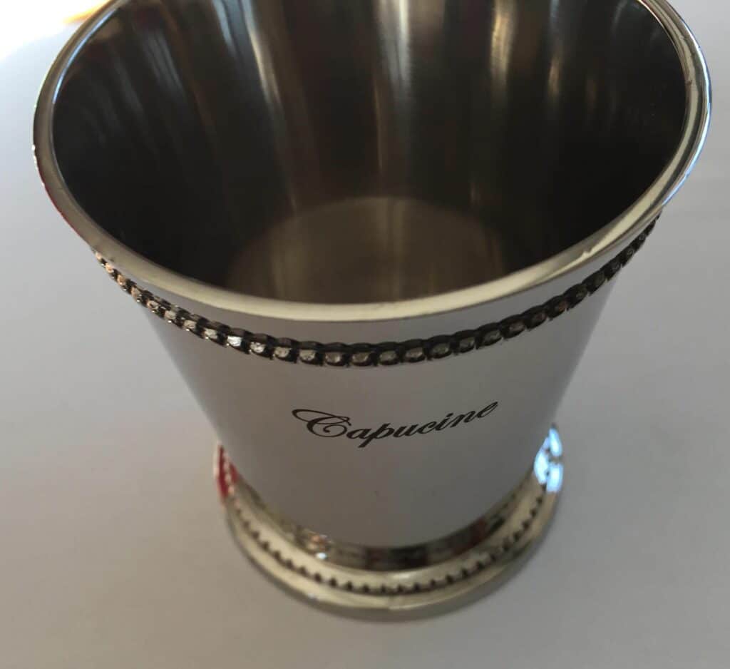 Timbale personnalisée en métal avec prénom gravé.