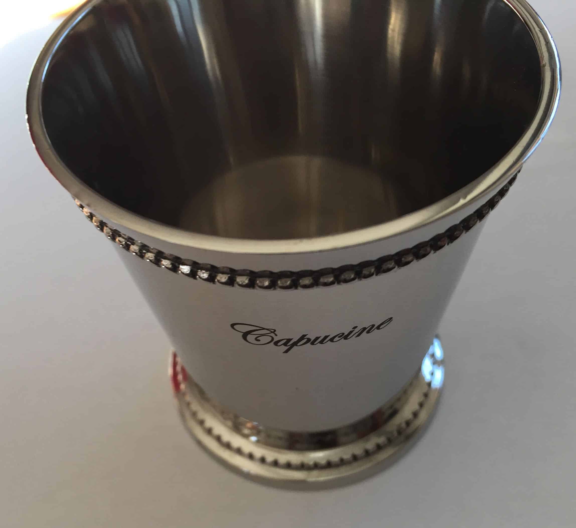 Timbale personnalisée en métal avec prénom gravé.