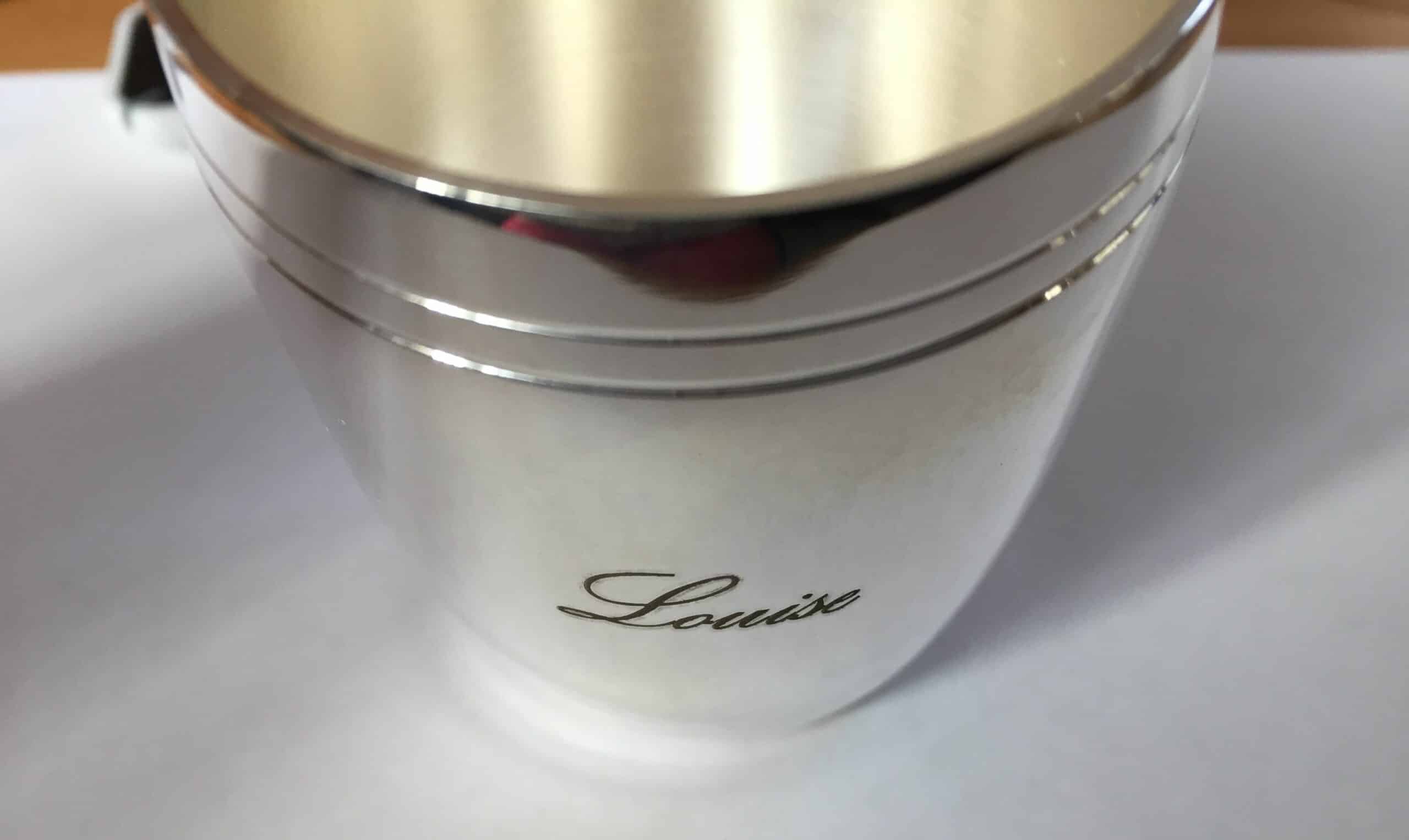 Timbale personnalisée en métal avec prénom gravé.