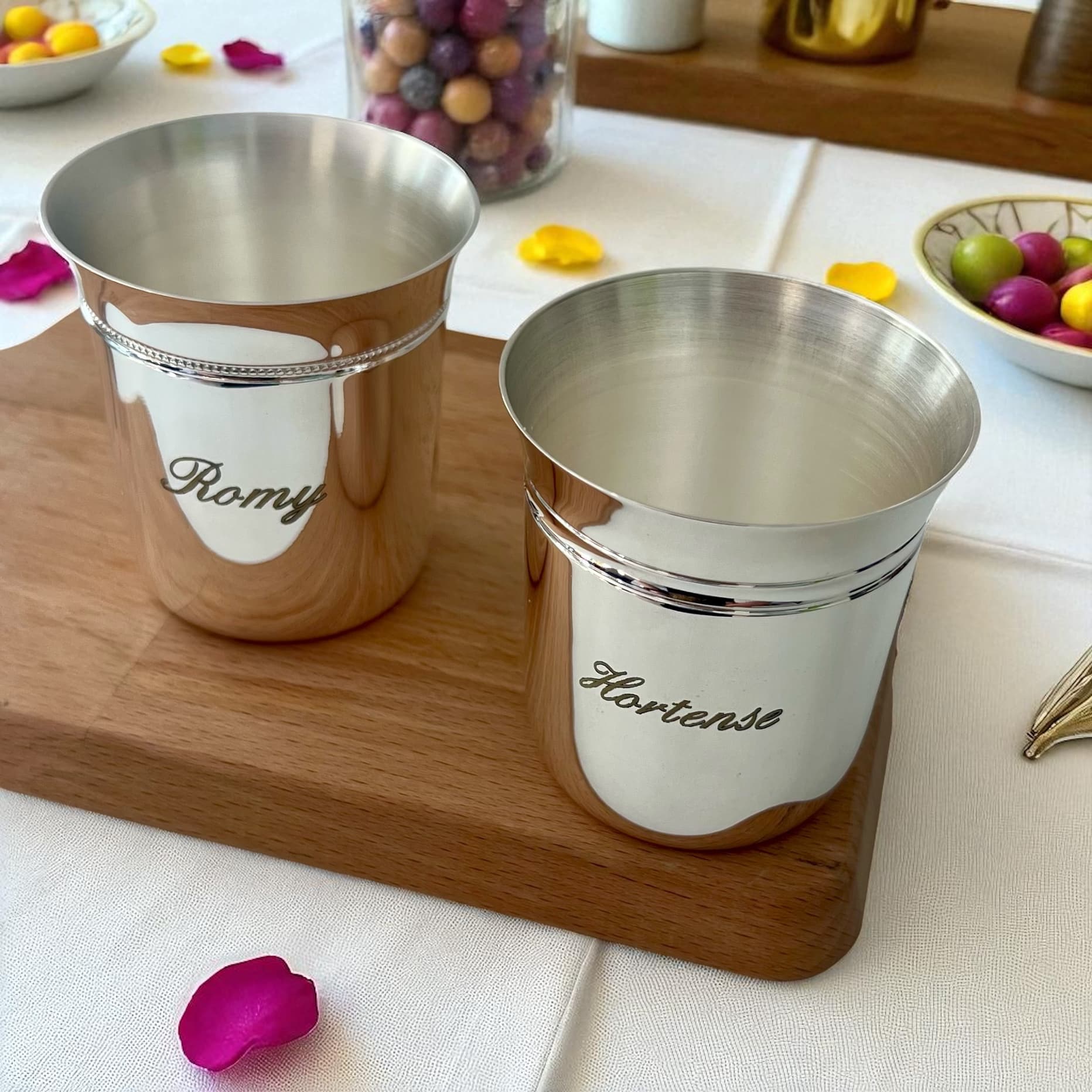 Timbales personnalisées en métal avec prénoms gravés.