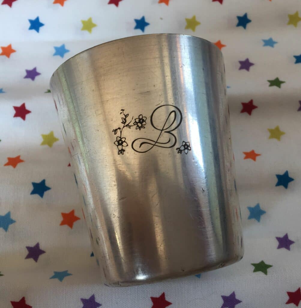 Timbale personnalisée en métal avec initiale florale gravée.