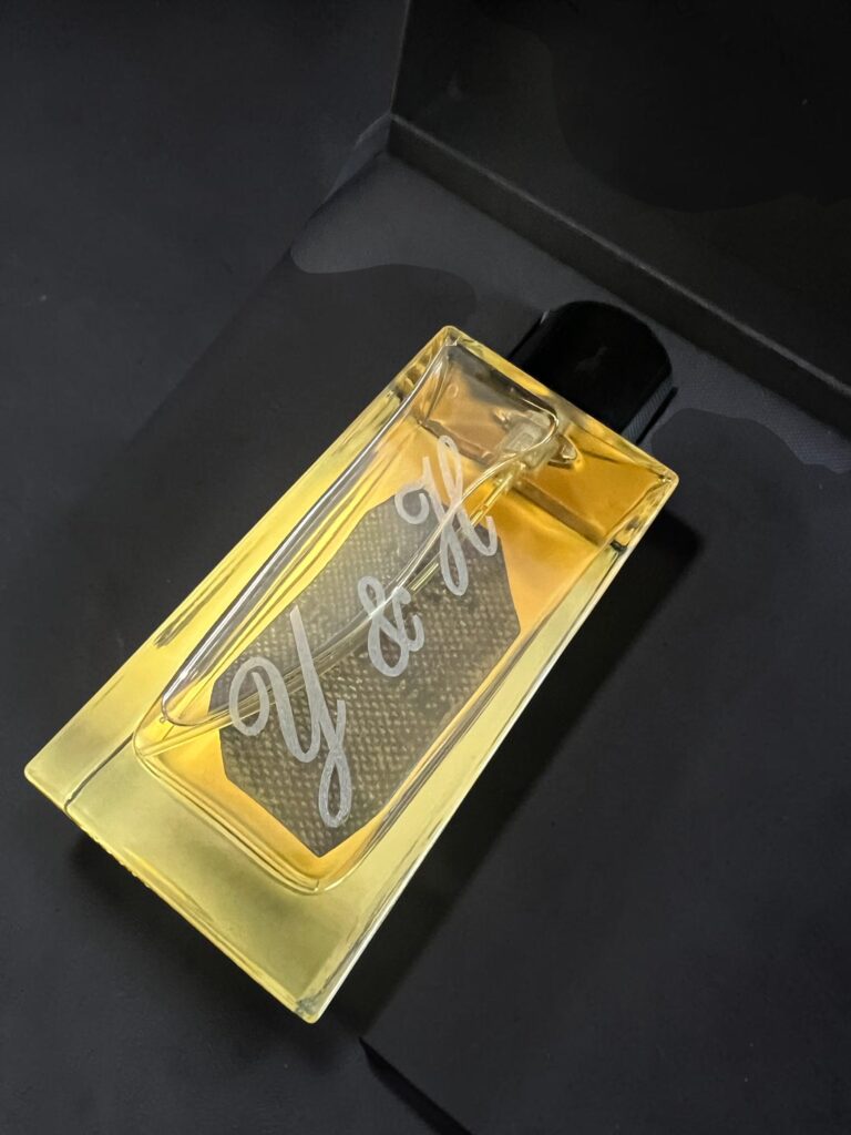 Gravure d'une bouteille de parfum en verre