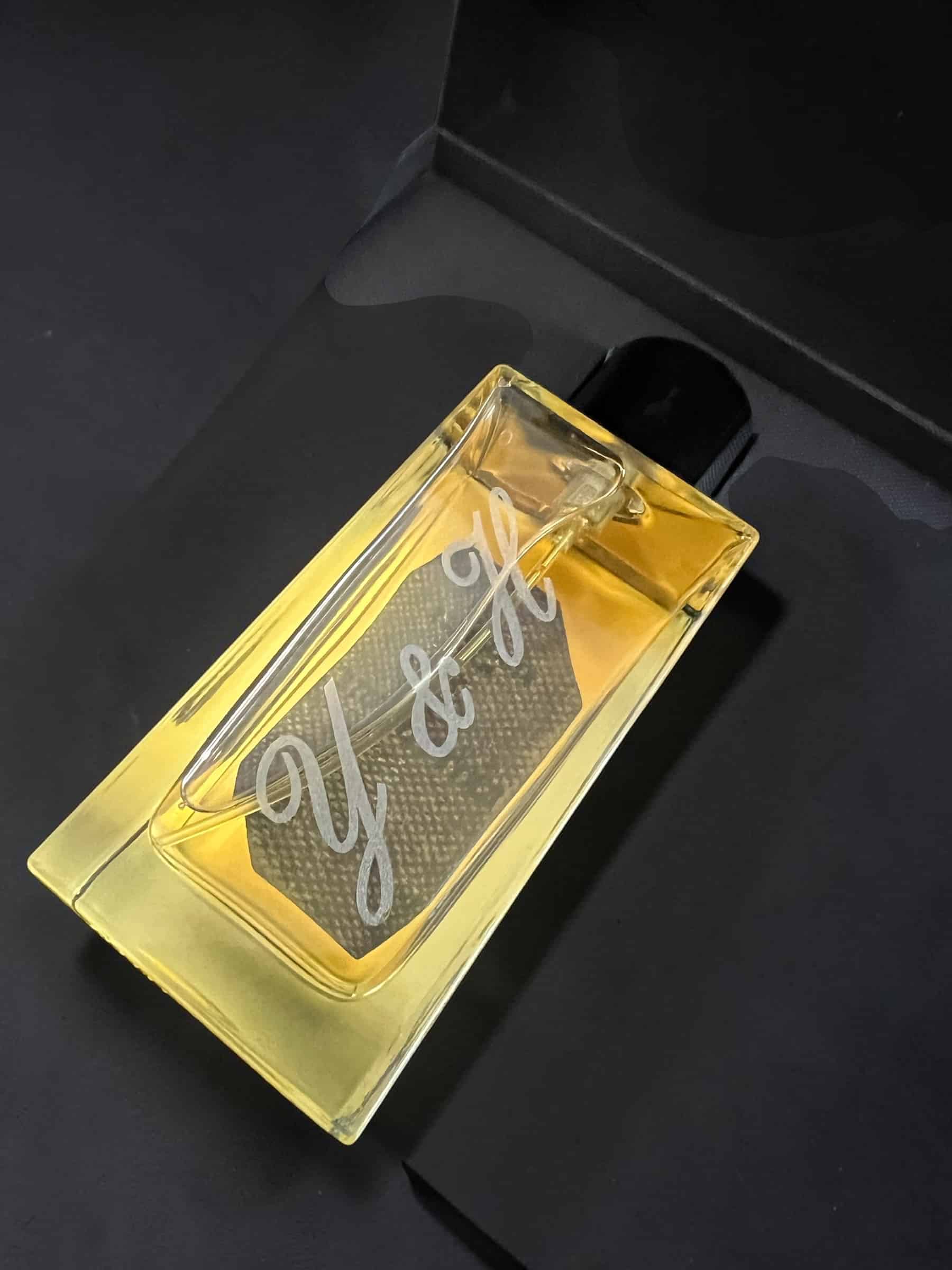 Gravure d'une bouteille de parfum en verre