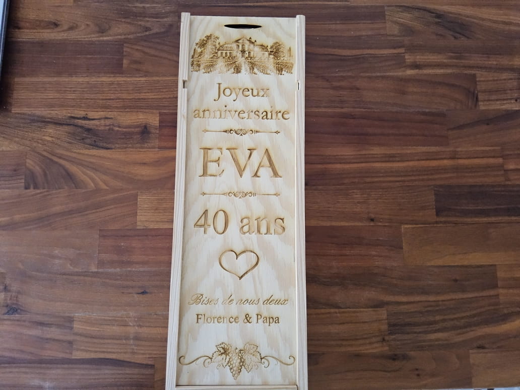 Boîte en bois personnalisée avec gravure pour un anniversaire à Lyon