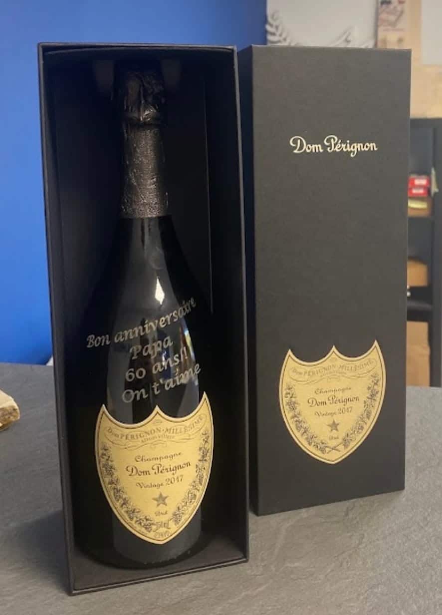 Bouteille de champagne en verre avec gravure personnalisée artisanale dans le Rhône