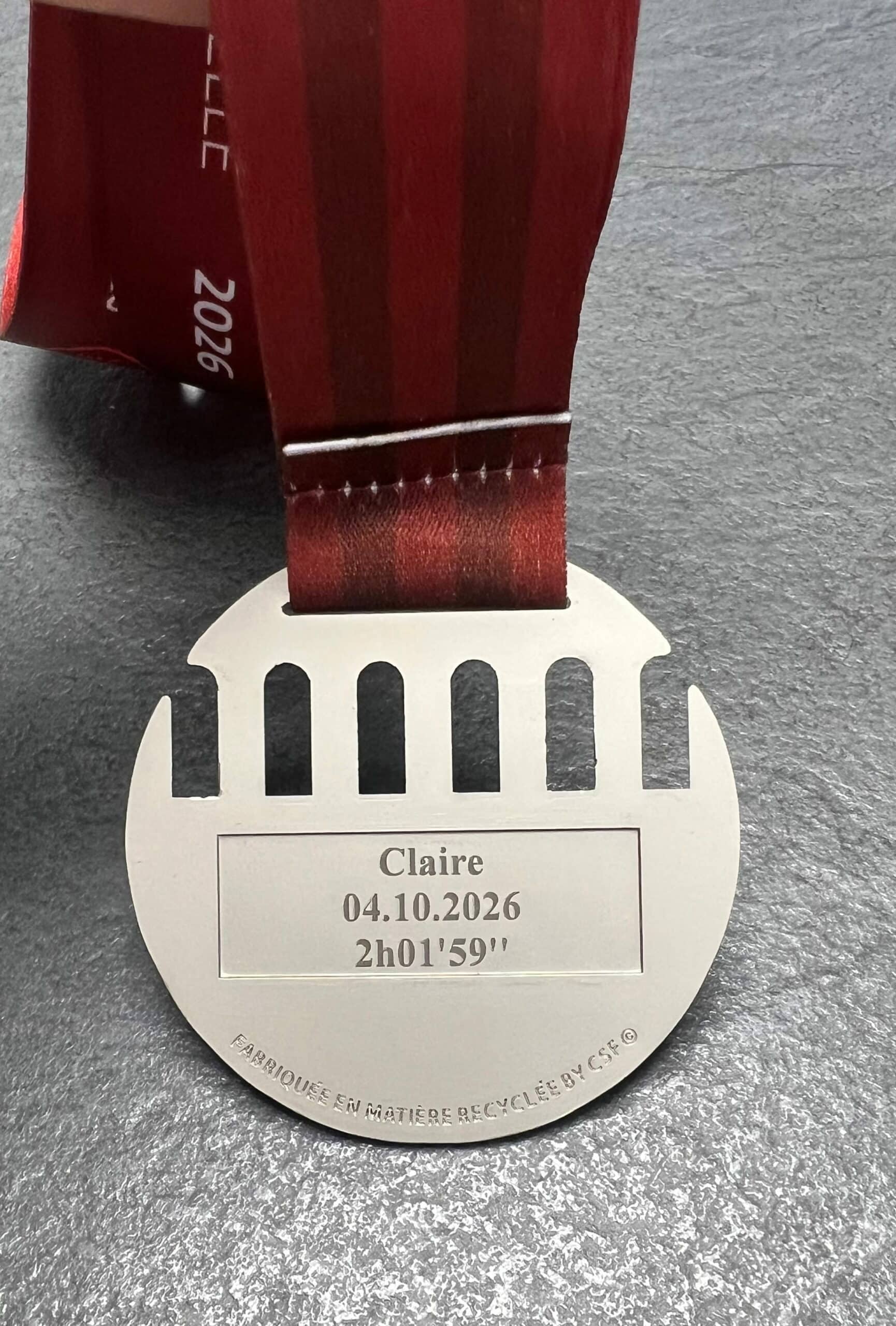 Médaille personnalisée de semi-marathon gravée au laser par Humbert Précision pour l'événement Run in Lyon